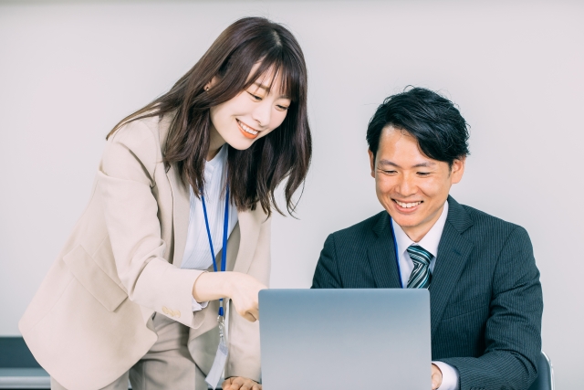社労士なんて、手続きを頼むだけでどこも同じと思っていませんか？  手続きだけに終わらない、「良い社労士」と出会うと会社はこう変わる！